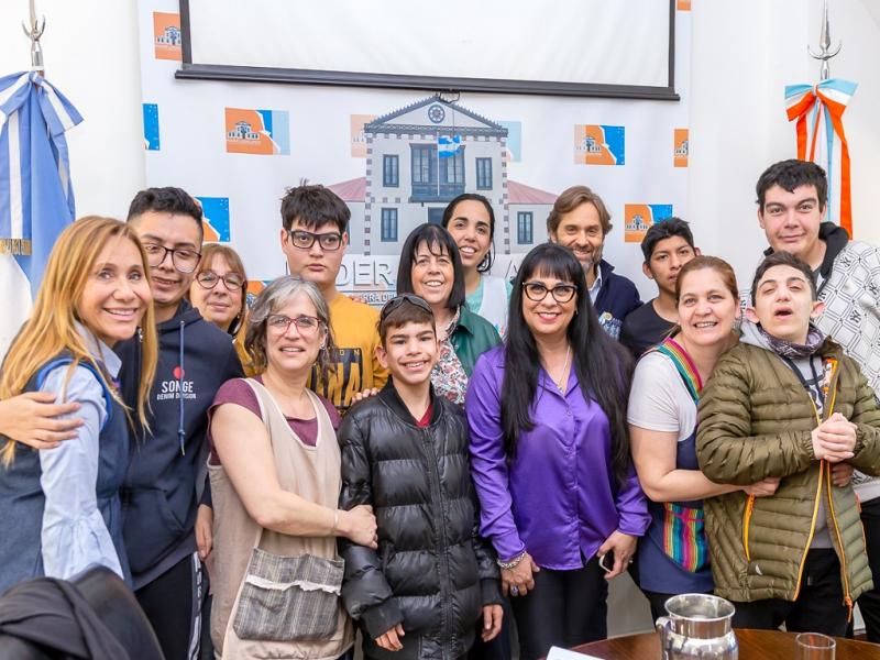 La Profesora Flavia Sosa coment que otro de los objetivo, es poder elaborar el aceite en la escuela, ya que poseen un vivero, donde se podran cultivar las plantas para el consumo de los estudiantes de la institucin.
