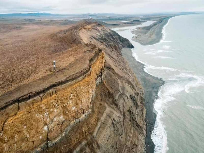 Una vez en el punto ms alto, se observa hacia el norte la desembocadura del ro Chico, al oeste la laguna Flamenco y al sur la obra portuaria inconclusa Puerto Caleta La Misin.