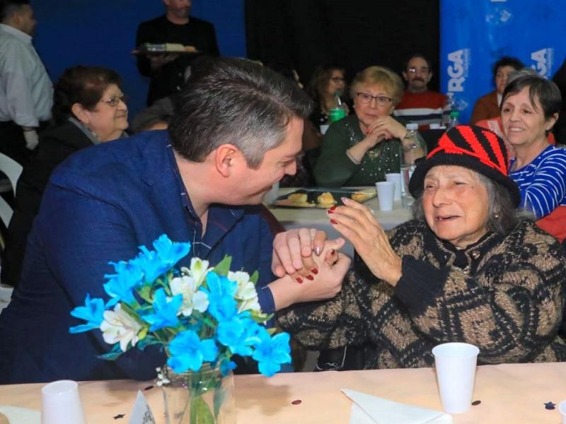 Este agasajo es solo una parte del trabajo que llevamos adelante todos los das junto a ustedes, porque somos una gestin comprometida en mejorar la calidad de vida de las personas mayores, resalt Martn Prez.
