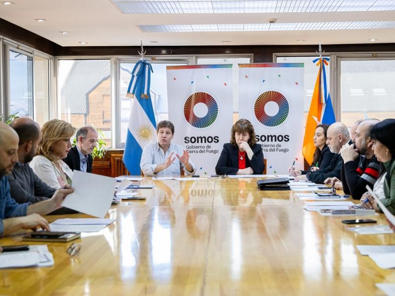Explicamos los alcances del proyecto de ley. Esperamos el tratamiento del proyecto, ya que consideramos que esta legislacin sea un paso importante hacia la construccin de una sociedad igualitaria. Indic Gustavo Melella.