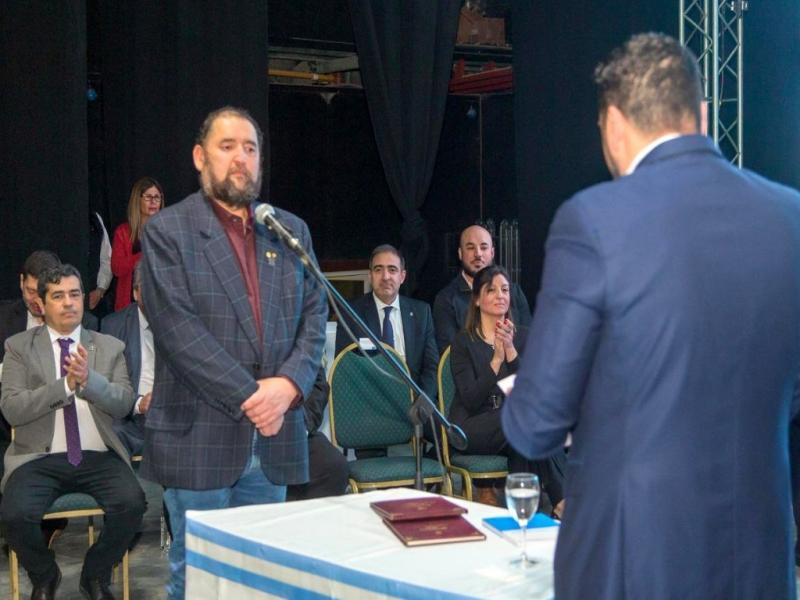 El Intendente de Ushuaia, Walter Vuoto, decidi separar del cargo de Secretario de Gobierno a Eduardo Barrientos, quien haba asumido el pasado 17 de agosto, tras los hechos de pblico conocimiento ocurridos en la provincia de Chubut.