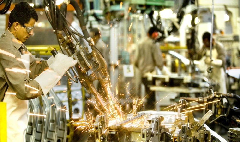 La industria automotriz registr un marcado retroceso (18,1%) debido a la adecuacin de sus lneas de produccin a los nuevos modelos. 