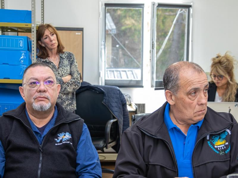 En la reunin desarrollada en el saln de Comisiones, asistieron: Ral Villafae, Presidente del Centro de Veteranos de Guerra Malvinas Argentinas de Ro Grande; y Conrado Zamora, titular del Centro de ex combatientes de Ushuaia.