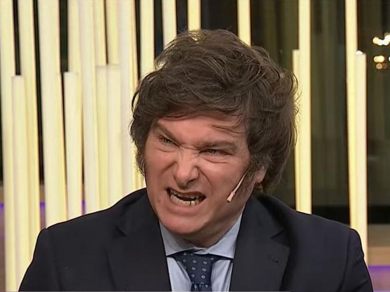 Se trata de una idea para nada novedosa si se tiene en cuenta que es la misma que utilizaron Trump y Bolsonaro antes de las elecciones en EEUU y Brasil, y que terminaron con hordas de fanticos tomando el Capitolio y el Palacio de Planalto.