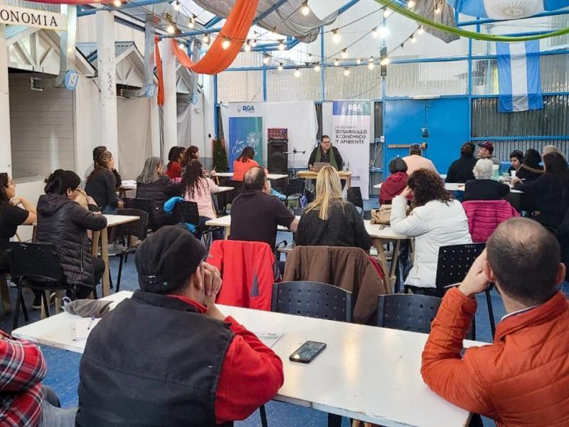 Los encuentros se realizan los das mircoles en el Paseo Canto del Viento. Quienes deseen sumarse, pueden inscribirse en dicho espacio o bien, en la Secretara de Desarrollo Econmico, Perito Moreno N 702, de lunes a viernes de 9 a 16 horas.