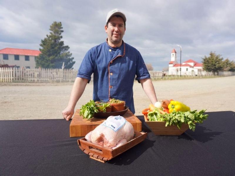 El equipo de Cocineros Argentinos estuvo en el mes de octubre en Ro Grande. Este domingo, desde las 14 horas, se podr ver en la TV Pblica la produccin realizada en la Misin Salesiana con la participacin del Chef Hernn Puentes.