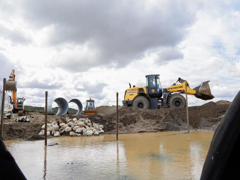 Se trata de la obra del puente provisorio Radman sobre el ro Rasmussen en la ruta complementaria B; y la puesta a punto del edificio donde personal de Aduana y Migraciones llevar adelante sus tareas.