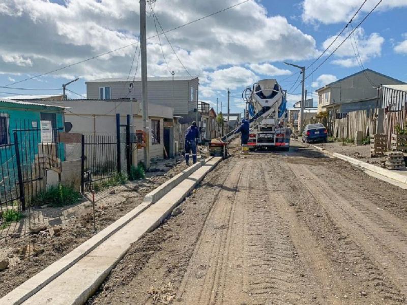 El Municipio de Ro Grande se encuentran ultimando detalles en las calles Nstor Kirchner, Pasaje Rancagua, Alcorta, Wonska, El esquilador, con labores de movimiento de suelo, construccin y rellenado de cordn cuneta en 1.350 metros lineales.