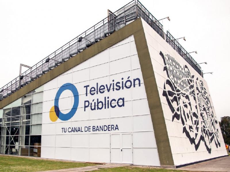 El Gobierno nacional acept sacar a YPF de la lista de privatizaciones, pero mantuvo a otras 36, entre ellas Radio y Televisin Argentina SE, que incluye a la Televisin Pblica y a Radio Nacional. Tambin est entre las 36 la Agencia TELAM.