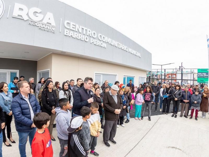 Se trata de una obra muy esperada y solicitada por los vecinos de la zona. El nuevo CCM se complementa con la modernizacin de la plaza aledaa, el reacondicionamiento de la cancha, y el mejoramiento de veredas y accesos.