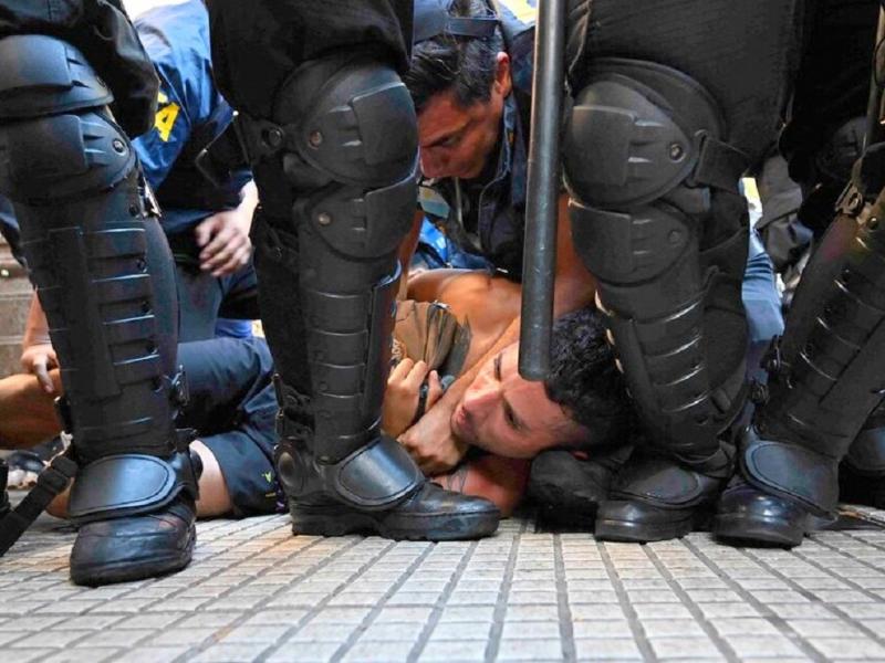 Argentina es un pas democrtico y se debe permitir el derecho constitucional de manifestarse y expresar su descontento a una iniciativa que va en contra del pueblo, remarc Gustavo Melella.