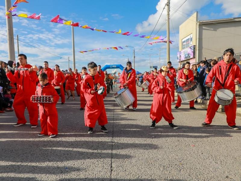 En un primer momento, el primer Carnaval Barrial se iba a realizar este domingo. Sin embargo, dadas las condiciones climticas pronosticadas para dicho da, el Municipio lo adelant para este sbado 3 de febrero.