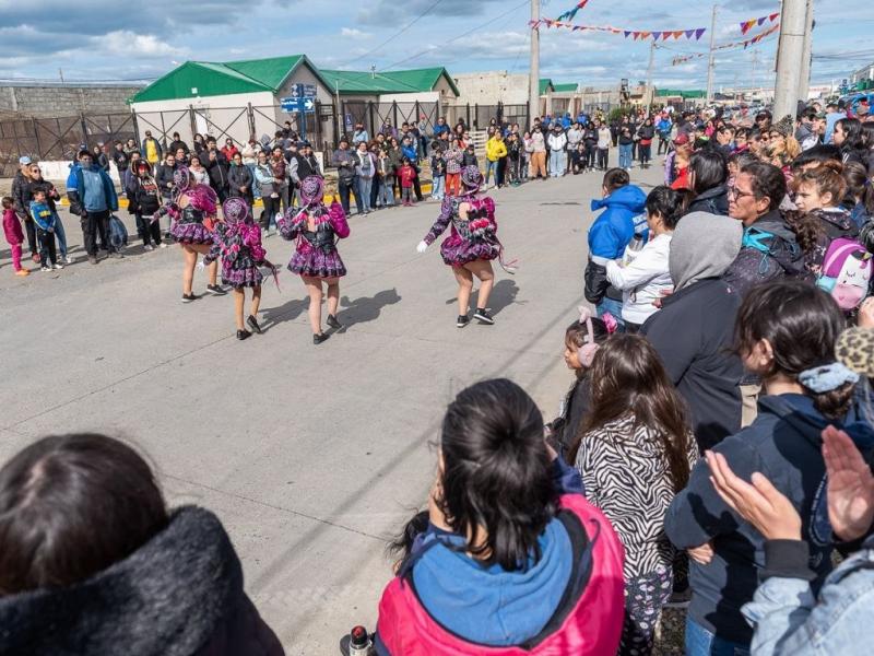 La interseccin de las calles Tapparello y Giamarini fue el escenario donde se lucieron bailarines, comparsas y murgas que transmitieron alegra a la comunidad presente. El prximo fin de semana, el Carnaval llegar a zona sur.