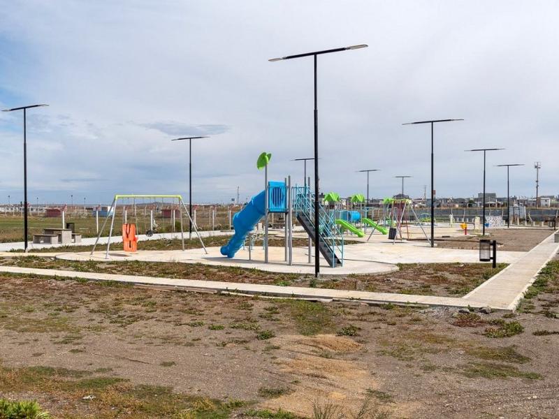 Los trabajos en dicha plaza contemplan: el reemplazo de juegos por otros nuevos; colocacin de juegos saludables; construccin de mobiliario urbano; mejoras en la luminaria; reconstruccin de las veredas; entre otros.