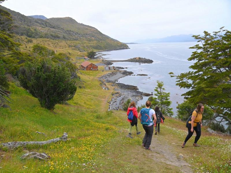 Se solicita tanto a residentes como a turistas disfrutar de la naturaleza cuidndola y valorando el entorno, evitando ruidos molestos (no usando parlantes en tus caminatas), siendo respetuosos del bosque y la montaa.