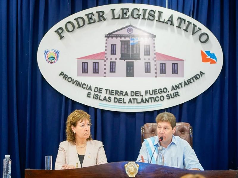 Quieren convencernos que haciendo caer salarios, jubilaciones, derechos sociales bsicos, dejando de hacer obras pblicas, y llevando a la recesin a las provincias se van a lograr equilibrios macroeconmicos, cuestion Melella.