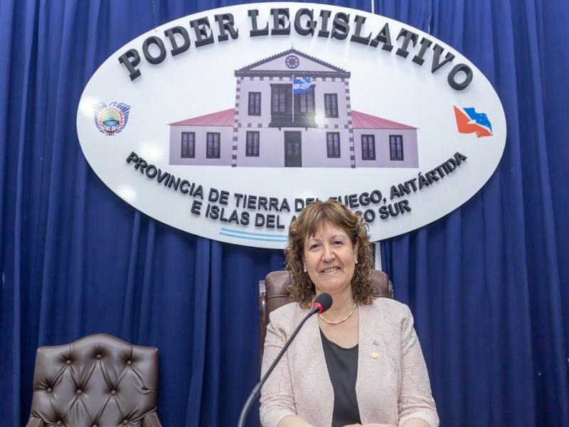 Se est haciendo muy difcil la relacin entre la administracin central y las provincias, pero nuestro Gobernador, como siempre, insta al dilogo y a los consensos, remarc Mnica Urquiza.