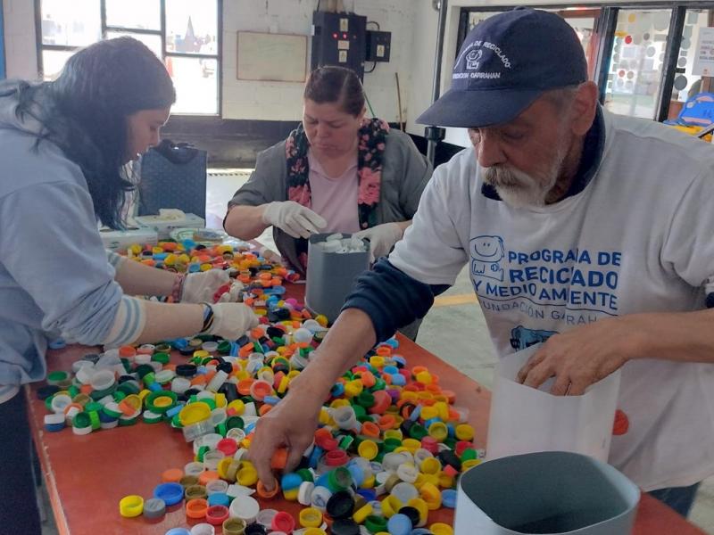 Las tapitas son producto de los 32 corazones que estn en los distintos puntos de la ciudad y los vecinos son los que se encargan de que se llenen, las mujeres voluntarias son las que lo vacan, destac Mnica Becerra.