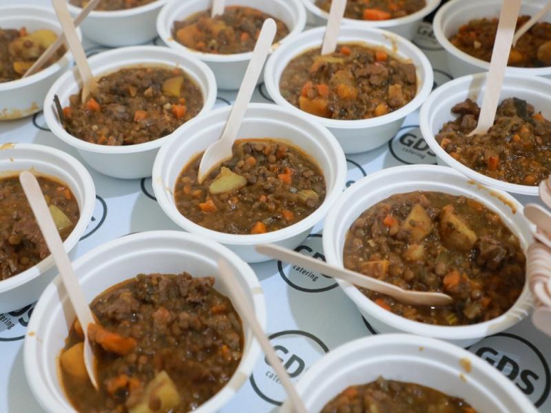 El gran almuerzo popular tendr lugar el 2 de abril en el estacionamiento del Parque de los 100 Aos. Personal municipal colaborar en la elaboracin de un guiso de lentejas que ser servido en material descartable orgnico.