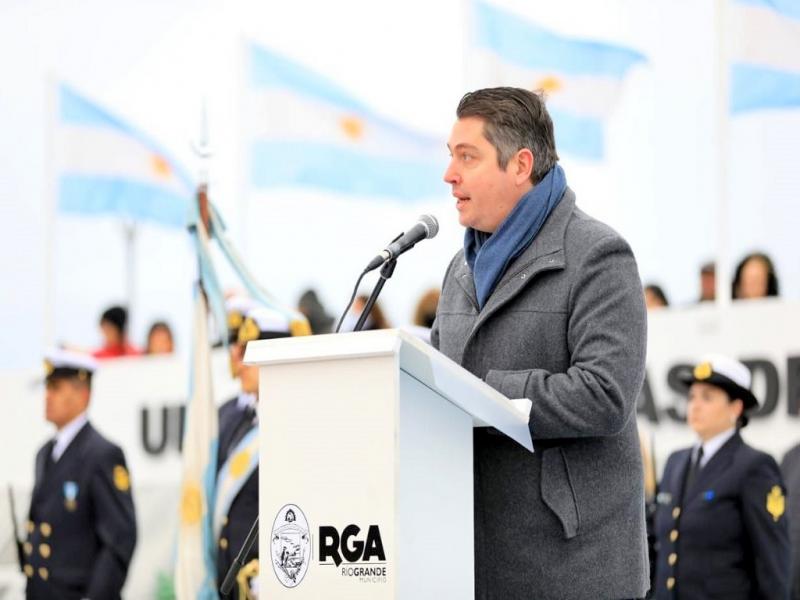 Ro Grande vuelve a levantarse con la fuerza de sus veteranos para recordarnos que nada grande se construye de rodillas, que la memoria de nuestros hroes es sagrada y que la Patria existe y vencer, resalt Martin Prez.