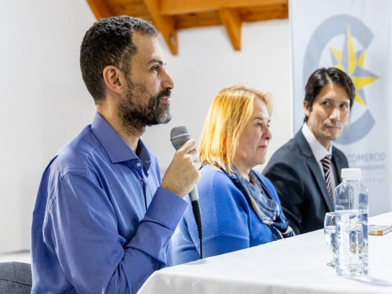 Se trata de crditos de hasta 10 millones de pesos dirigidos a micro pymes, con tasa subsidiada del 35% y un periodo de tres meses de gracia. El plazo del crdito es de 24 meses y el dinero es de libre destino.