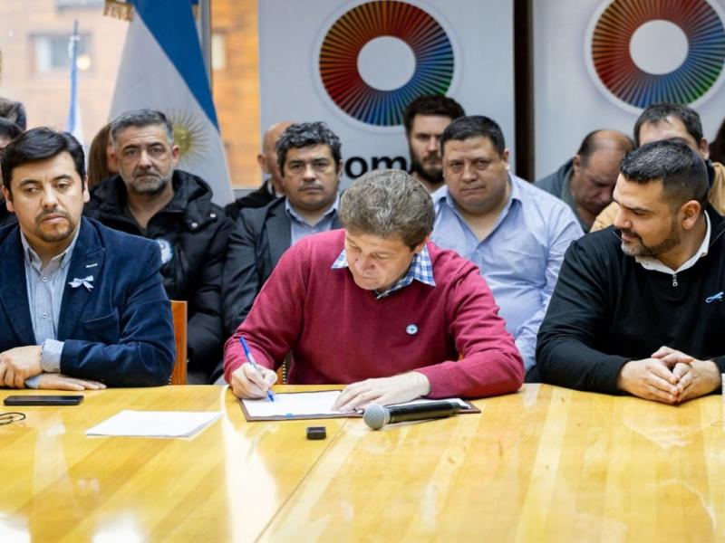 Melella adelant que la provincia le cobrar a Camuzzi  los 48 millones de dlares en obras realizadas en materia de infraestructura. Va a tener que ir pensando cmo va a pagarle a la provincia porque se lo vamos a cobrar, remarc Melella.