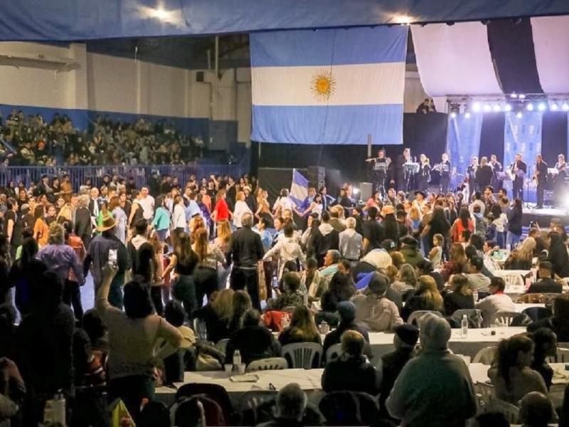 Este viernes 24 de mayo, a partir de las 20:30 horas, el Club San Martn ser escenario de una noche llena de msica y cultura en vsperas de esta fecha patria. Habr msica, bailes en vivo y servicio de buffet.