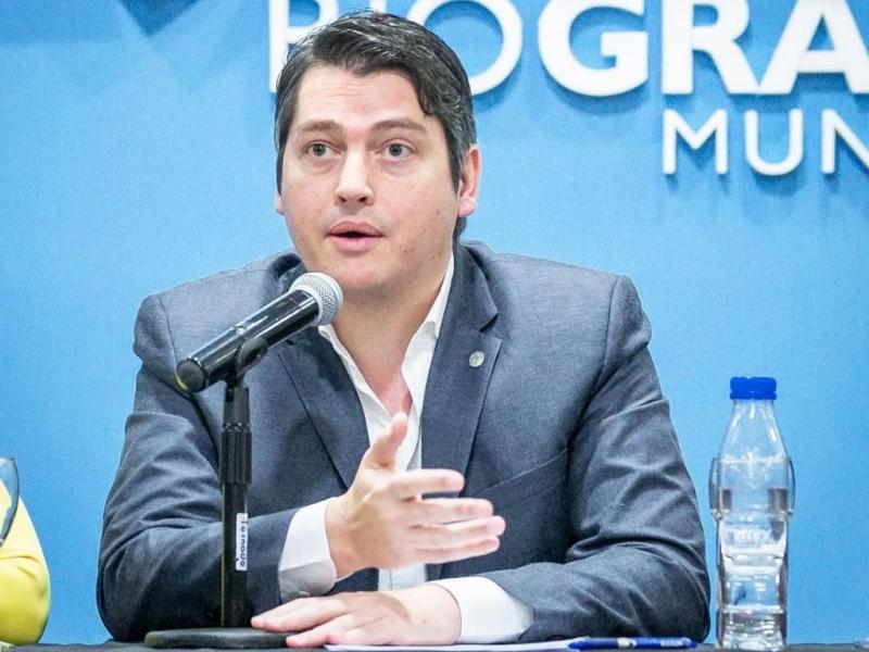 La Jueza admiti el proceso de amparo y al mismo tiempo invit a las partes a acumular los dos procesos, ya que comparten, de acuerdo a su criterio, el mismo objeto. En tal sentido, el Municipio acept que se unifiquen los dos expedientes.