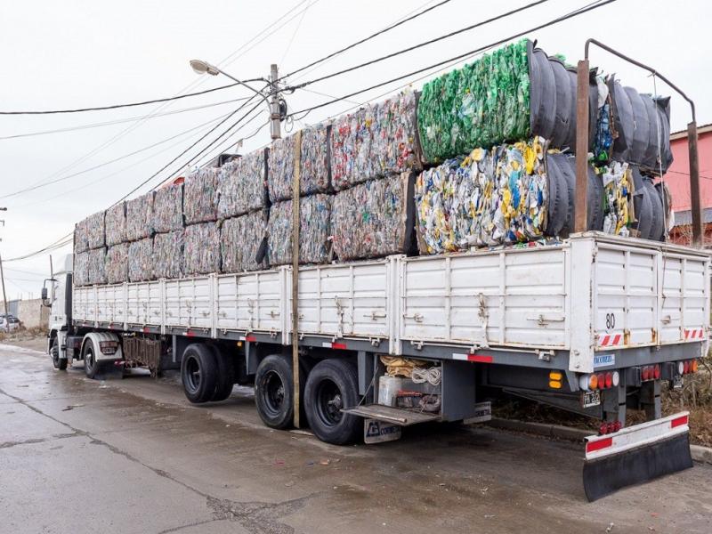 A travs de los EcoPuntos, donde pueden depositar botellas PET, latas y envases plsticos. Para conocer la ubicacin del Ecopunto ms cercano a su hogar, pueden ingresar a la pgina: https://bit.ly/ECOpuntos.