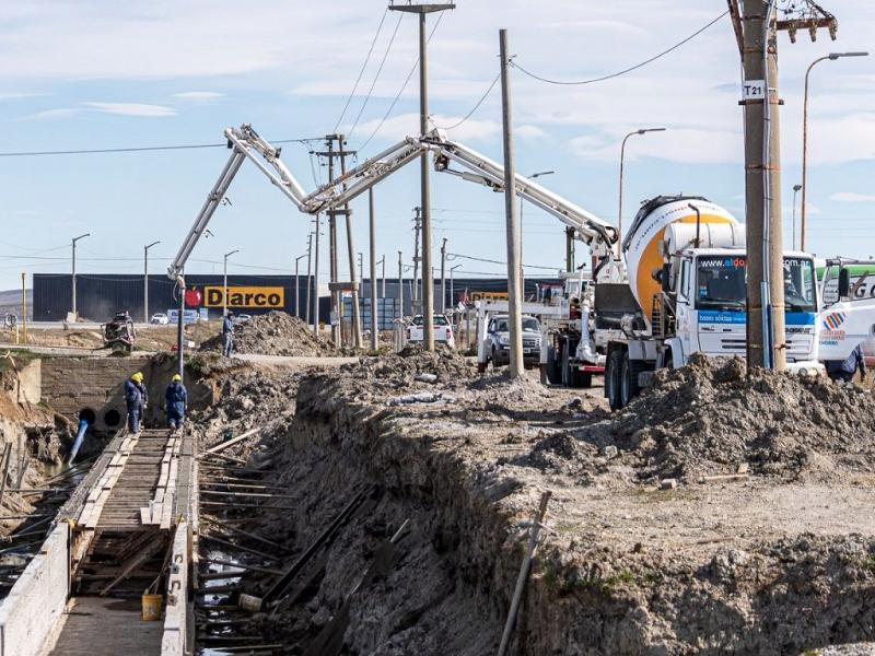 Actualmente, diez obras que son gestionadas por el Municipio de Ro Grande se encuentran interrumpidas, cada una con distintos niveles de avance, debido la decisin del Gobierno Nacional de cortar el financiamiento a la obra pblica.