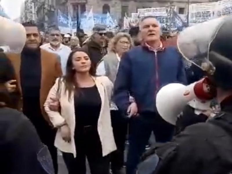 De acuerdo a lo informado por medios nacionales, algunos de los Parlamentarios nacionales fueron trasladaos al Hospital Oftalmolgico Santa Luca y otros al Instituto del Quemado.