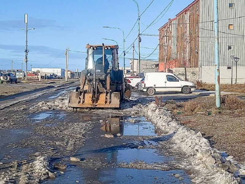 El despliegue abarca la intervencin de calles con maquinarias, para el retiro del hielo que puede formarse tras la acumulacin de agua provocada por la rotura de caeras o el desperfecto de instalaciones sanitarias domiciliarias.