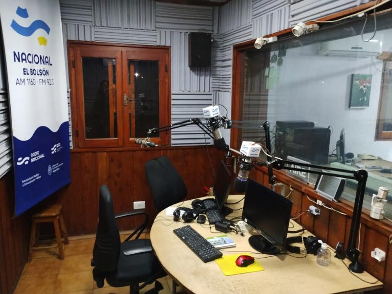 Desde el lunes 8 de julio, las autoridades de Radio y Televisión Argentina S.E. (RTA SE) dispusieron que todas las filiales de la Radio Pública deberán “ajustar” la programación local a solo “dos horas” por la mañana y “dos horas por la tarde”.