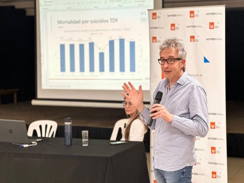 La propuesta tuvo una actividad de concientizacin y reflexin, junto con periodistas de distintos medios, respecto a cmo poder comunicar hechos relacionados con suicidios, coment el Secretario de Salud Mental, David De Piero.