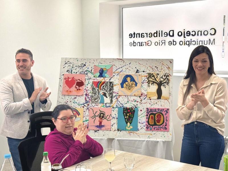 Se hizo entrega a los Ediles de un cuadro, el cual fue obsequiado a la institucin en agradecimiento al acompaamiento y predisposicin de cada ao para organizar las muestras.