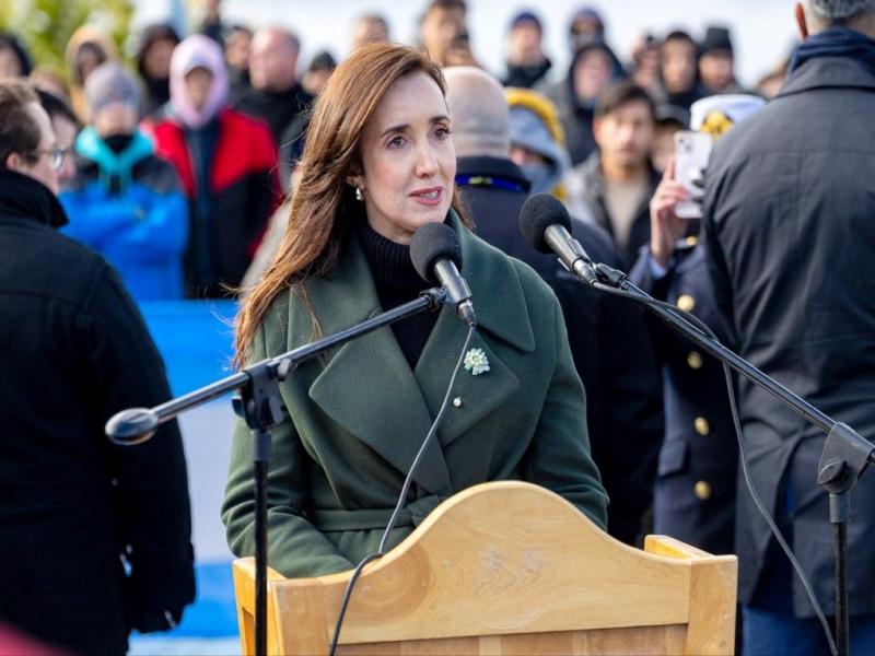 Convoco a todos los argentinos a emprender un proceso de malvinizacin, a reconocer y honrar a nuestros hroes, porque Malvinas nos une como Nacin, seal la Vicepresidenta de la Nacin, Victoria Villarruel.