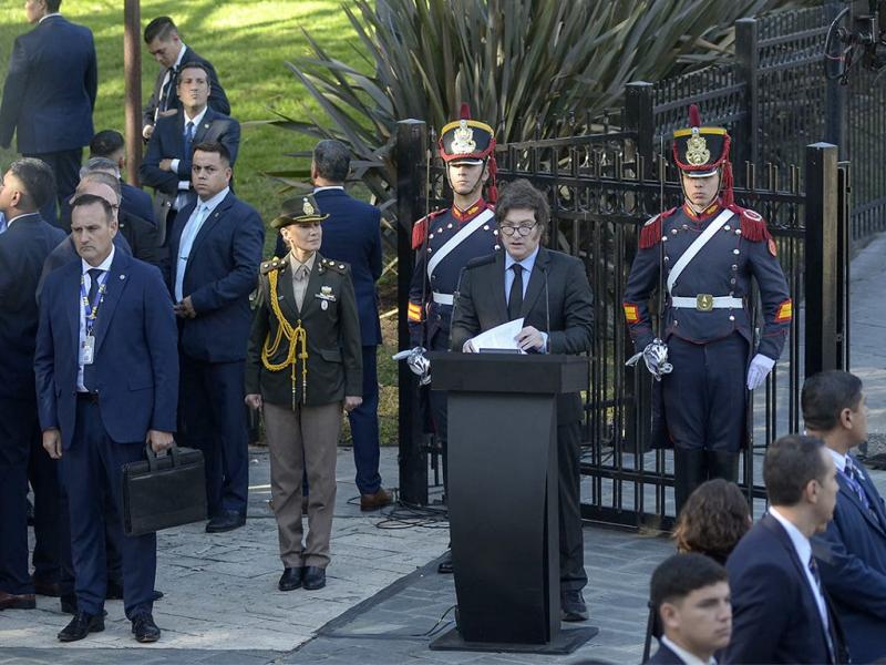 El delito que se le atribuye a MIlei es por Traicin, Traicin con sometimiento, Traicin con induccin, Conspiracin para traicin, Traicin contra potencia aliada, Abuso de autoridad y violacin a los deberes como funcionario pblico, entre otros.