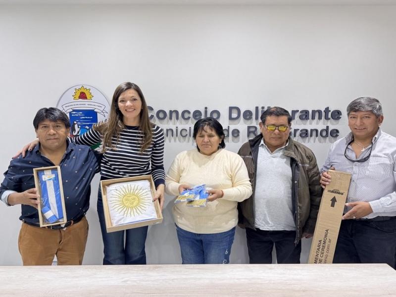 Recibimos por parte de la Presidenta del Concejo, Concejal Guadalupe Zamora, una bandera ceremonial que vamos a utilizar en el acto del 19 de abril, por lo cual estamos muy agradecidos, dijo Eugenio Quispe.