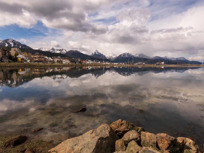 La probabilidad de tsunami es poco probable debido a que las islas chilenas Hoste y Navarino actan como escudo ante las olas que podran generarse en el epicentro del sismo, aclararon desde Defensa Civil Municipal de Ushuaia.