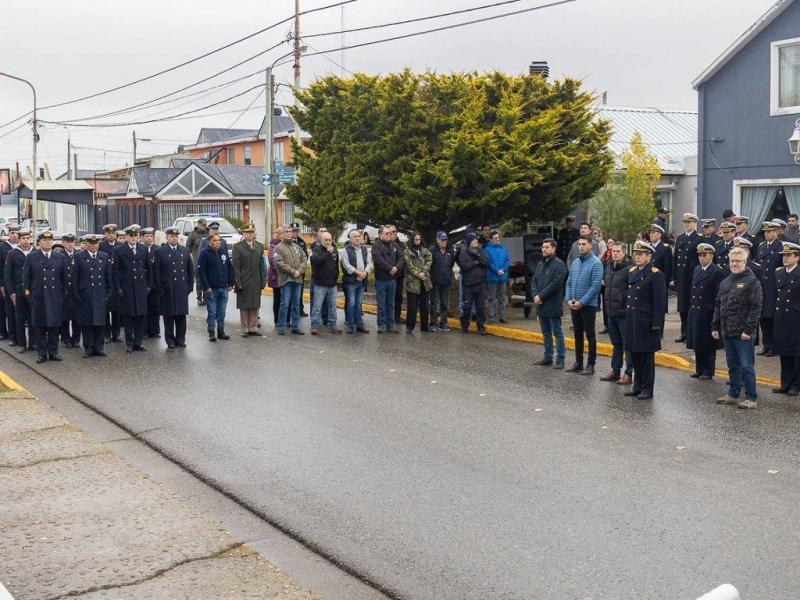Durante el acto se record el hundimiento del crucero que result en la prdida de 323 de sus 1.093 tripulantes, convirtindolo en el nico barco hundido por un submarino nuclear durante la Guerra de Malvinas.