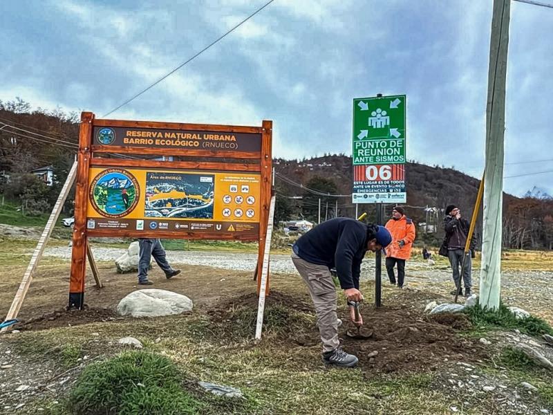 Adems de la colocacin de la cartelera, el personal de la Direccin de Higiene Urbana, y de Parques y Jardines del Municipio, realiz una jornada de limpieza con la colaboracin de vecinos y vecinas del sector.
