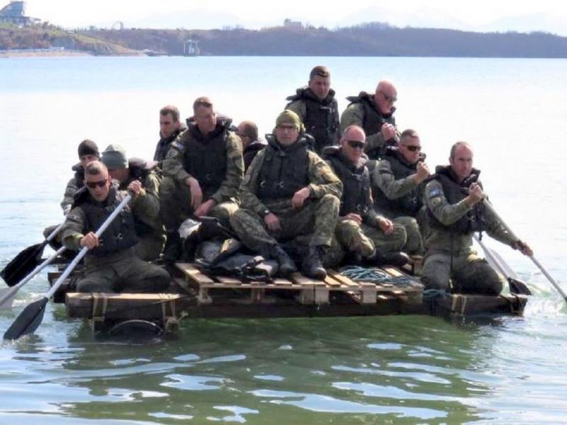Kosovo aprob una Ley que ratifica un acuerdo de defensa con el Reino Unido, que permite la adscripcin de personal de la Fuerza de Seguridad de Kosovo a la Compaa de Infantera Roulement britnica desplegada ilegalmente en las Islas Malvinas.