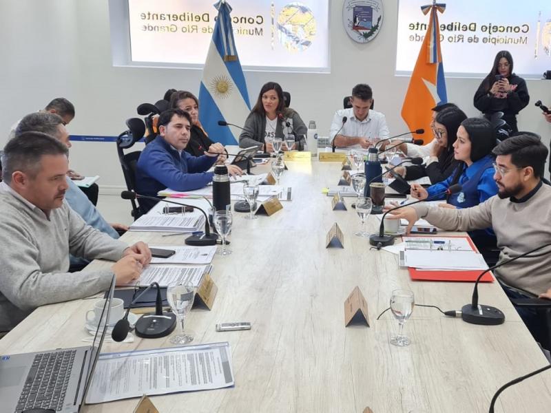 La reunin de comisin cont con la presencia del Cuerpo de Concejales integrado por su Presidenta, Concejal Guadalupe Zamora. Estuvieron presentes los Ediles Ybars, Abreg, Vargas, Arce, Bogado, Rossi, Runin y Lffler.