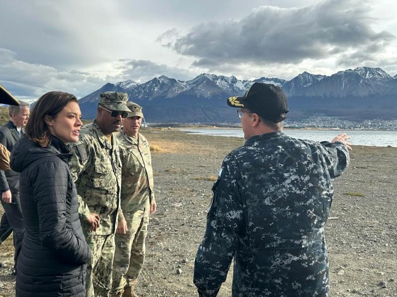 Los que se benefician son Mirgor que encontr en el reemplazo a las actividades del Estado un negocio privado, y las Fuerzas Armadas que consiguen la luz verde para avanzar militarmente sobre el control de las bases en detrimento de la conduccin civil.