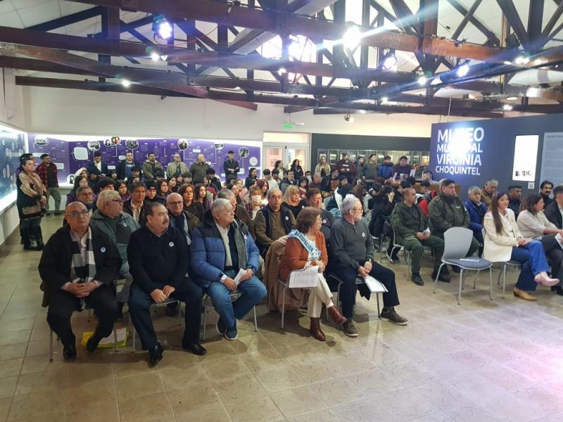El museo Virginia Choquintel, fue el lugar donde se desarroll charla-debate por el Da del Petrleo y Gas Fueguino organizada de manera conjunta entre el Municipio de Ro Grande y la Agrupacin Ex Ypefianos TF-1.