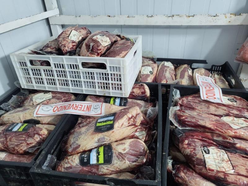 De acuerdo al informe, la carne tena etiquetas de fecha de vencimiento del mes anterior. Desde la empresa argumentaron que se trat de un problema de rotulacin, sin que dicha afirmacin pudiera certificarse.