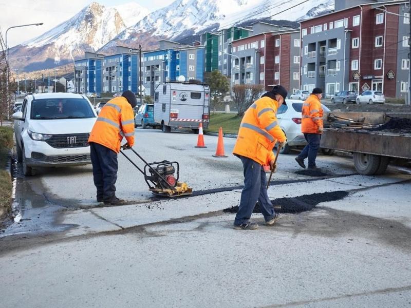 Las tareas comprenden la demarcacin del bache, la limpieza de la superficie deteriorada, recambio de suelo de ser necesario, colocacin de asfalto en fro y compactacin.