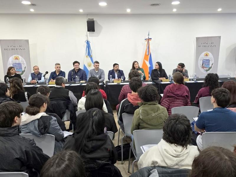 “Es fundamental brindar estos ámbitos donde puedan expresar su voz, conocer cómo funciona nuestra casa legislativa y comenzar a debatir propuestas e ideas para la ciudad”, indicó la Concejala Guadalupe Zamora.