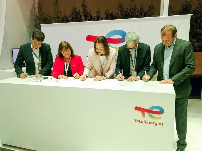 Agradecemos a las distintas empresas que conforman el consorcio, que podamos caminar juntos por un crecimiento grande de Tierra del Fuego, seal la Ministra de Obras y Servicios Pblicos a cargo de Energa, Gabriela Castillo.
