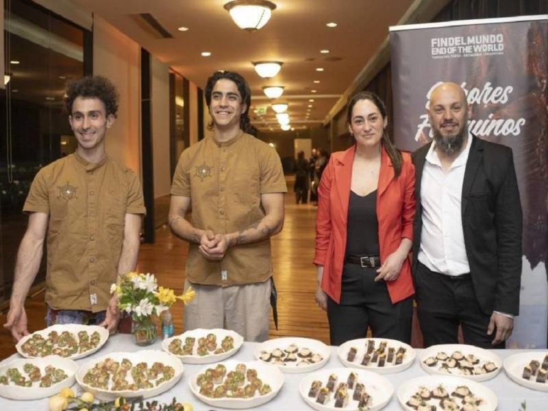 Una empresa de gastronoma ofreci comida sin respetar las medidas mnimas de seguridad alimentaria no usando guantes ni cofias, y hasta a uno de sus integrantes se lo vio chupndose los dedos de la mano luego de ofrecer una degustacin.